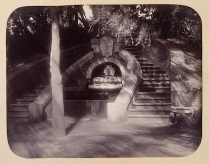 Fuente de la gruta en el bosquete bajo la Castellana. Se desconoce la ubicación de este lugar desaparecido. La imagen es de 1864.
