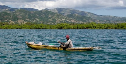 Un pescador faena en las proximidades de Aquin, en el sur de Haití.