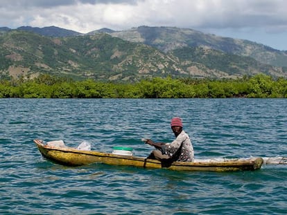Un pescador faena en las proximidades de Aquin, en el sur de Haití.