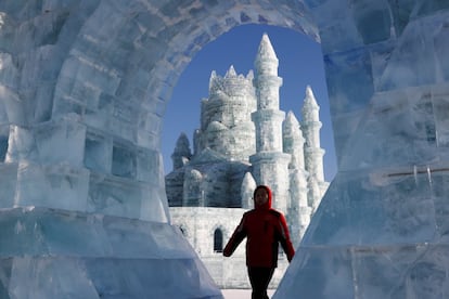 Um visitante percorre uma escultura de gelo no Festival de Neve e Gelo de Harbin, na China, em 7 de janeiro de 2019. Em sua 35ª edição, a instalação cobre mais de 600.000 metros quadrados e possui 30 áreas interativas.