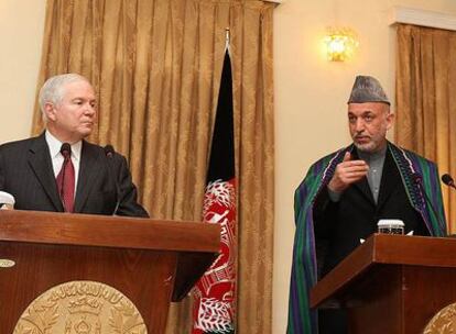 El secretario de Defensa de EE UU, Robert Gates, participa en una rueda de prensa con el presidente afgano, Hamid Karzai, hoy en Kabul
