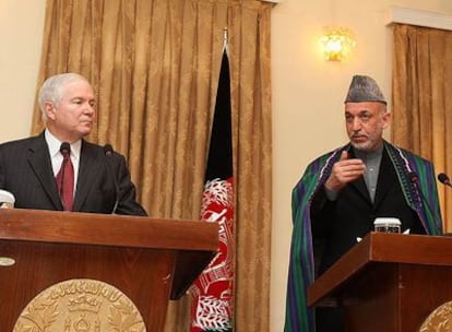 El secretario de Defensa de EE UU, Robert Gates, participa en una rueda de prensa con el presidente afgano, Hamid Karzai, hoy en Kabul