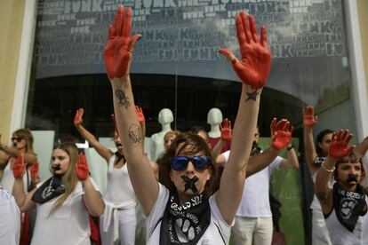 En los Sanfermines también hay activistas antitaurinos, como los de la imagen, que protestan con las manos pintadas de rojo, el sábado 8 de julio.
