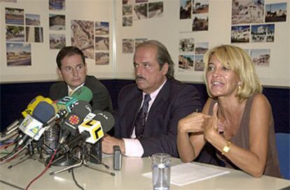 Carlos Fernández, Rafael Calleja y García Marcos, ayer, en el Ayuntamiento de Marbella.