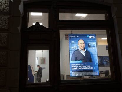 Un cliente en un cajero automático de VTB en Moscú.