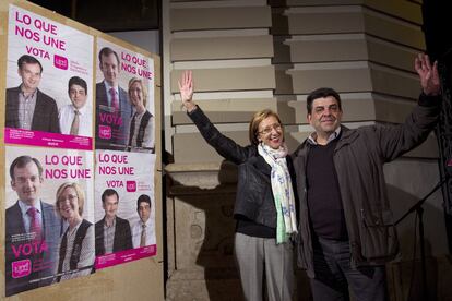 La diputada de UPyD Rosa Díez, acompañada por el candidato de su partido a la Junta de Andalucía, Manuel Guzmán, durante el inicio de la campaña en Málaga. La formación que preside Díez espera entrar por primera vez en el Parlamento autonómico.