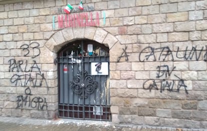 Pintadas en la fachada de un restaurante italiano después del conflicto de su propietaria con un cliente por el uso del catalán.