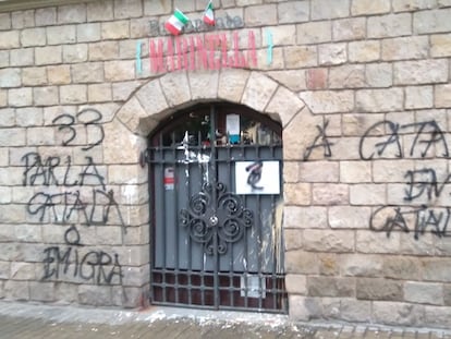 Pintadas en la fachada de un restaurante italiano después del conflicto de su propietaria con un cliente por el uso del catalán.