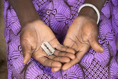 Cuchilla de afeitar, herramienta para practicar mutilación genital femenina
