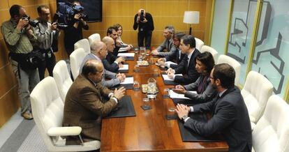 Una reunión de la comisión de seguimiento del pacto, celebrada en el Parlamento en abril de 2010.