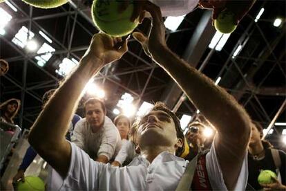 Federer firma autógrafos tras su partido de ayer.