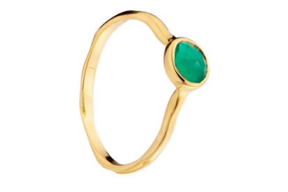 Este anillo con baño de oro y ónix verde es un diseño de Monica Vinader y cuesta 80 euros.