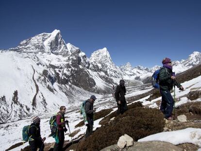 Un grupo de monta&ntilde;eros se dirigen al campamento base del Everest.
