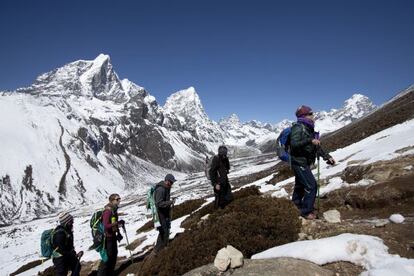 Un grup de muntanyencs es dirigeixen al campament base de l'Everest.