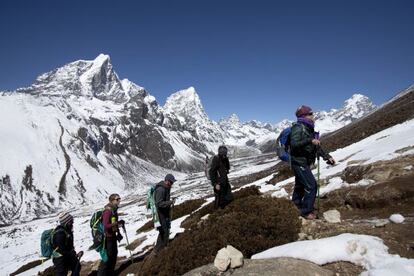 Un grupo de monta&ntilde;eros se dirigen al campamento base del Everest.