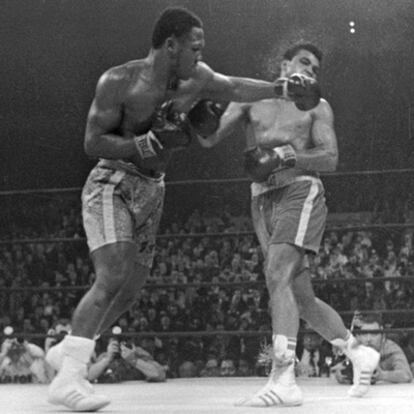 Frazier (a la izquierda) en el combate que ganó a Ali en 1971.