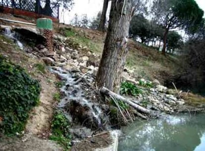 Vertido de aguas fecales al cauce del río Guadarrama en Las Rozas.