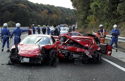 Agentes de policía, junto a dos de los ferraris implicados en el choque en cadena