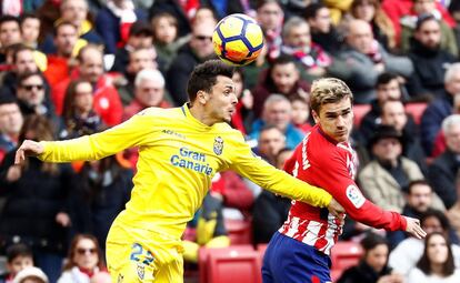 El jugador de Las Palmas Ximo Navarro controla el esférico ante el jugador del Atlético de Madrid Antoine Griezmann.