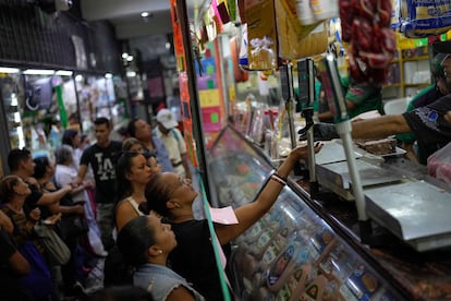 La dura realidad de los que se quedaron fuera de la dolarización en Caracas