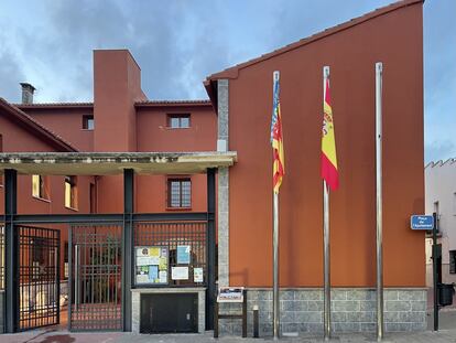 Fachada de la Ayuntamiento de Potries sin la bandera de la Unión Europea en una imagen imagen por el Consistorio.