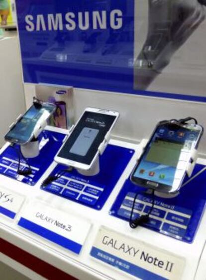 Varios modelos de tel&eacute;fonos inteligentes de Samsung. 