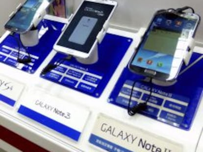 Varios modelos de tel&eacute;fonos inteligentes de Samsung. 