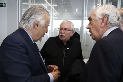 Marcos Peña, presidente del CES, conversa con Joaquín Leguina y Jaime Montalvo, vicepresidente de Mutua Madrileña