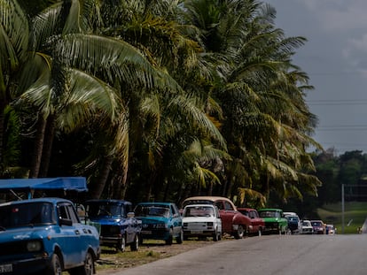 A line of vehicles waiting to fill their tanks in Cuba.