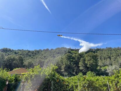 Medio aéreo trabajando en el incendio de Alzira.