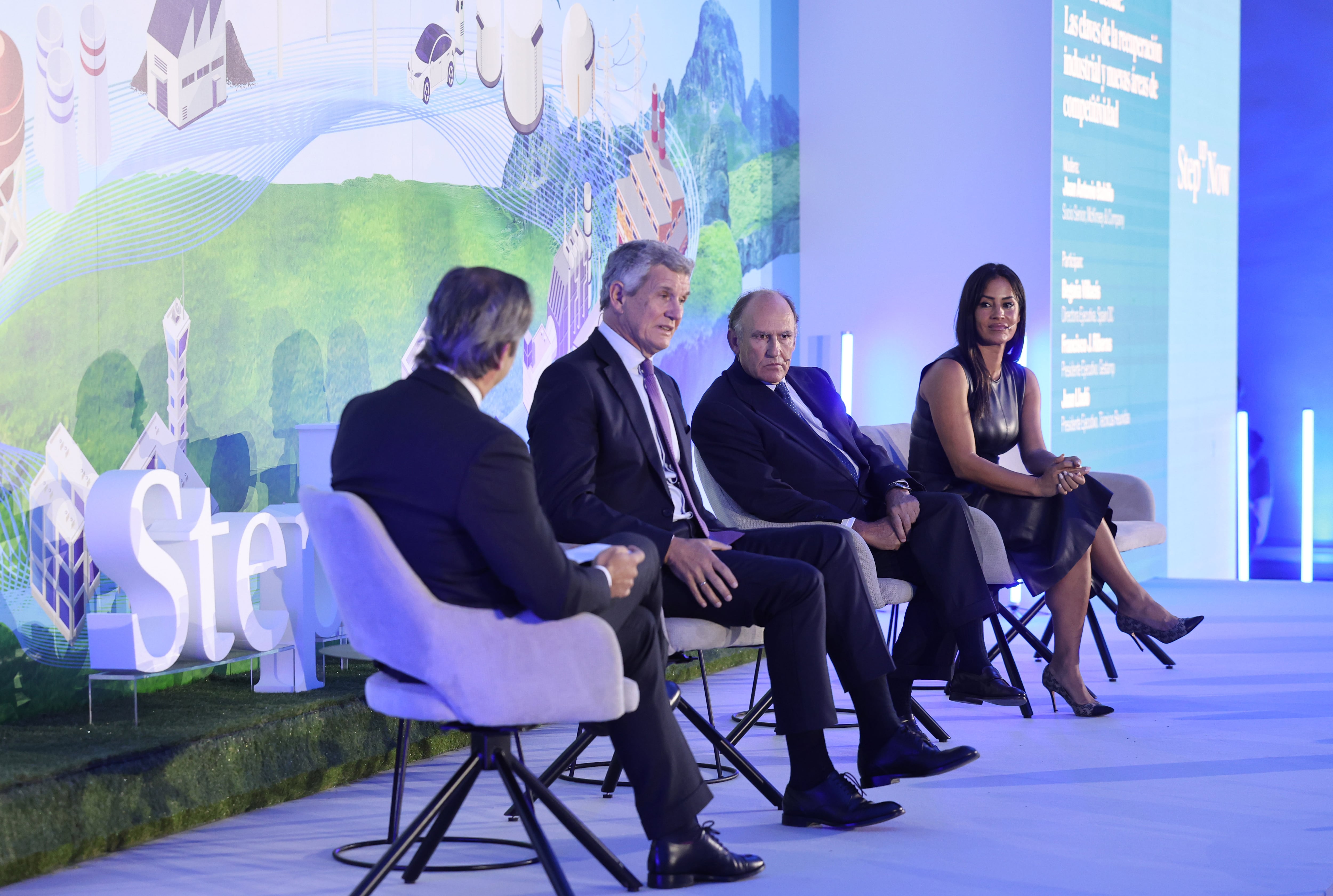 De izquierda a derecha: Francisco J. Riberas, presidente de Gestamp; Juan Lladó, presidente ejecutivo de Técnicas Reunidas; y Begoña Villacís, directora ejecutiva de Spain DC, durante el evento 'Step Up Now', organizado por McKinsey & Company en colaborac