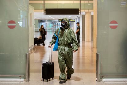 Un hombre en la terminal 1 del aeropuerto del Prat este viernes 15 de mayo.