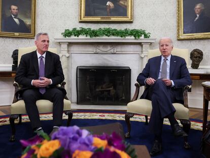 El presidente de la Cámara, Kevin McCarthy, y el presidente de EE UU, Joe Biden, en la Casa Blanca el pasado 22 de mayo.