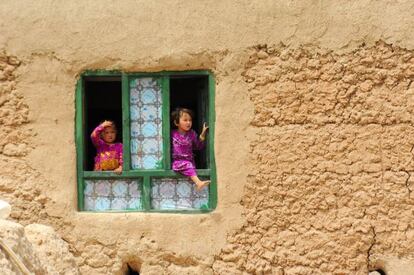 Aybak, Afganistán 2010. Con su diversidad étnica y cultural y unos paisajes de belleza abrumadora, Afganistán es uno de los países con más oportunidades fotográficas que he visitado. Lamentablemente los toques de queda y las dificultades de movimiento por la inseguridad hicieron que me supiera a poco, aunque con toda seguridad ¡algún día volveré! A estas dos niñas las descubrí durante un viaje a la localidad de Aybak en el norte del país.