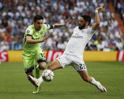 El jugador del Real Madrid Isco, junto a Jesus Navas en una jugada del partido.