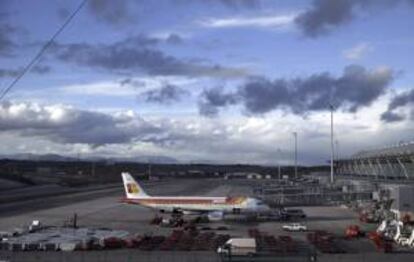 Un avión de Iberia en una pista de la Terminal T4 del aeropuerto de Madrid-Barajas. EFE/Archivo