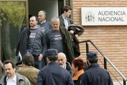 Varios procesados abandonan la sala del juicio en el pabellón habilitado para la Audiencia Nacional en la Casa de Campo.