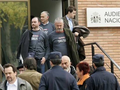 Varios procesados abandonan la sala del juicio en el pabellón habilitado para la Audiencia Nacional en la Casa de Campo.