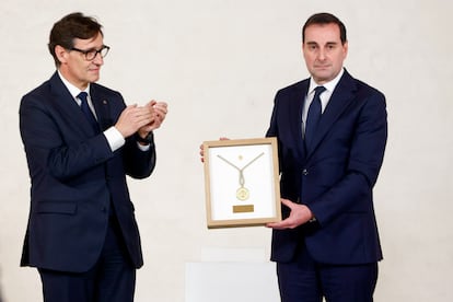 El presidente de la Generalitat, Salvador Illa, entrega la Medalla de Oro a ttulo pstumo a Isak Andic, que recoge Toni Ruiz, presidente y consejero delegado de Mango.