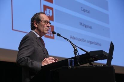 Gregorio Villalabeitia, presidente de Kutxabank durante su intervención en la convención de directivos para explicar los resultados de la entidad en 2015.