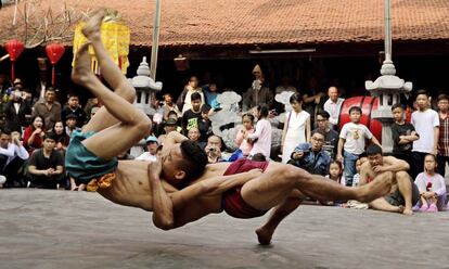 Dos hombres compiten durante un festival de lucha en Hanoi (Vietnam).