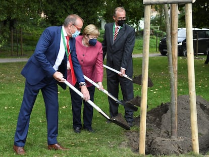 La canciller alemana, Angela Merkel, junto al alcalde de Templin, Detlef Tabbert, y Franz-Christoph Michel, durante la celebración de los 750 años del municipio.