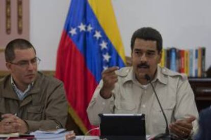 El presidente venezolano, Nicolás Maduro (d), participa el martes 23 de abril del 2013, en una reunión con ministros y gobernadores con el fin de discutir los planes de desarrollo a ejecutar esta nueva etapa de gobierno en el Palacio de Miraflores en Caracas (Venezuela).