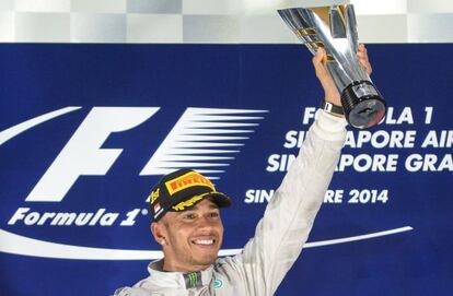 Hamilton celebras su victoira en el Gran Premio de Singapur