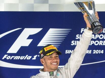 Hamilton celebras su victoira en el Gran Premio de Singapur