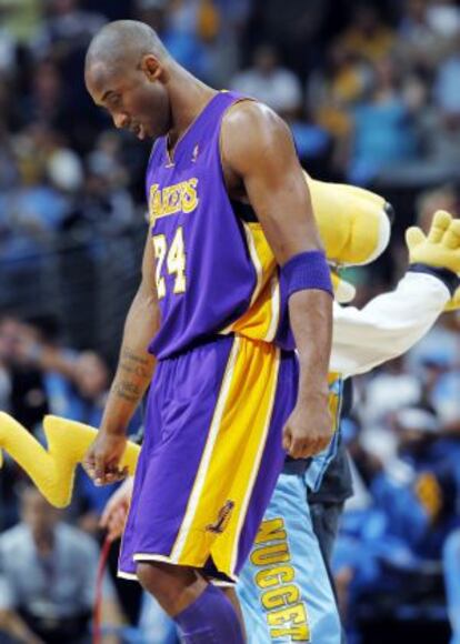 Kobe Bryant, durante el partido que los Lakers perdieron ayer ante los Denver Nuggets.