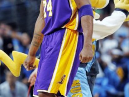 Kobe Bryant, durante el partido que los Lakers perdieron ayer ante los Denver Nuggets.