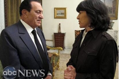 El presidente egipicio, Hosni Mubarak, y la periodista de la cadena ABC Christiane Amanpour, durante su entrevista.