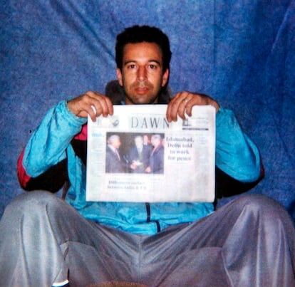 Daniel Pearl, con una edición del diario 'Dawn', en un foto difundida durante su secuestro.