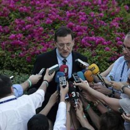 El presidente del Gobierno español,Mariano Rajoy, habla con los medios a su llegada a Los Cabos